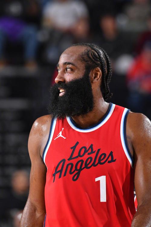 詹姆斯关键助攻锁定胜利（詹姆斯致命助攻敲定胜局）