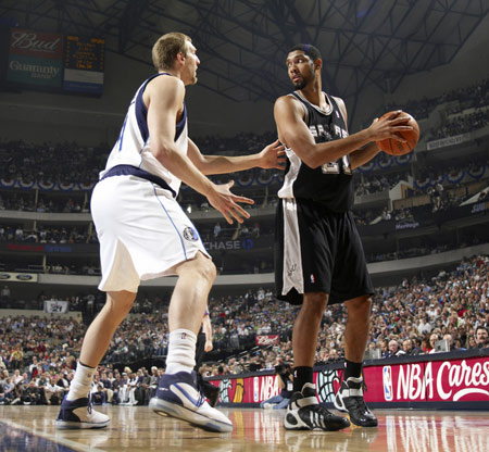 焦点战！山东男篮vs青岛男篮胜者将锁定晋级八强名额（生死对决：山东男篮与青岛男篮一战定八强席位）